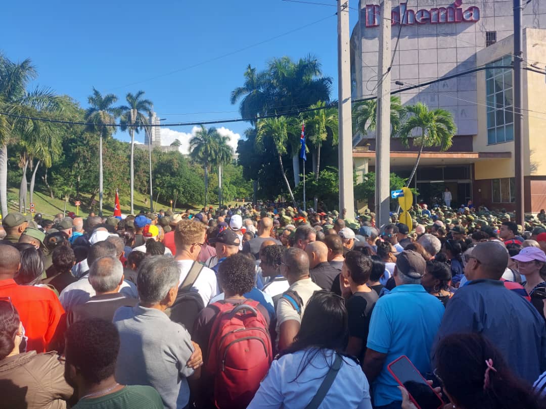 Cuba recibe hoy a los caídos en la hermana República de Venezuela convertidos en héroes.
El <a href="/GAzcuba/">Grupo Azucarero AZCUBA🇨🇺</a> y sus empresas rinden tributo en nombre de los azucareros desde la  Avenida Rancho Boyeros hasta la sede del MINFAR. En solemne ceremonia se rinde tributo. #HonorYGloria