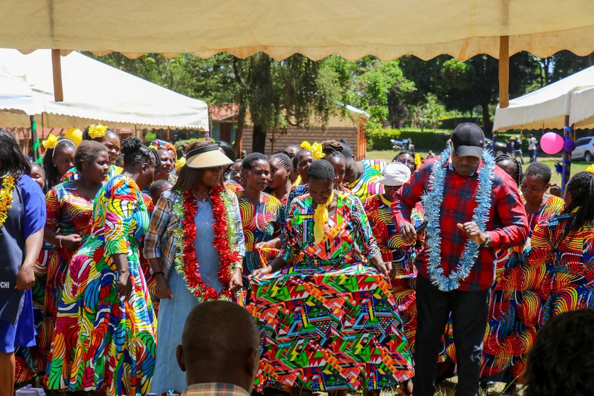 Governor Cecily Mutitu Mbarire has opened the Kiaragana Bodaboda Shade roadside kiosks and an ECDE classroom strengthening livelihoods and education in Embu County.
#Kavindanigaka #GovernorMbariredelivers #Affordablehousing #kitui #UgandaElections #Embu