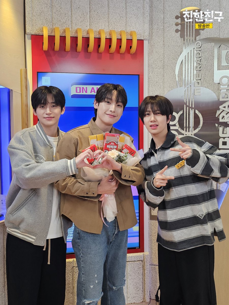 🏫친친방🏫

#친한친구방송반
#정모 #원진 #크래비티 <a href="/CRAVITYstarship/">CRAVITY OFFICIAL</a>
#인성 #SF9 <a href="/SF9official/">SF9official</a>

데뷔 2일차 신인인데 수상할 정도로 
🎥카메라를 잘 찾고 
🧐n행시를 잘하고
🕺챌린지도 잘 하고 
시키는건 다 하는 FNC 솔로가수 신인 김인성
데뷔 10년차가 될 때까지 응원하겠습니다❤️