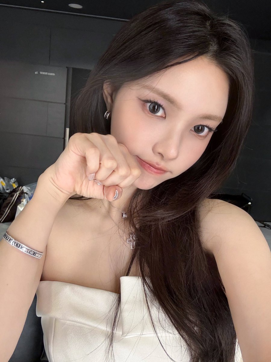 ILLIT_twt's tweet image. 아직 나의 생일은 끝나지 않았다!!
23살 윤아를 축하해준 모든 분들 두 손 모아 감사합니다🙇‍♀️

#YUNAH #윤아 #ILLIT #아일릿