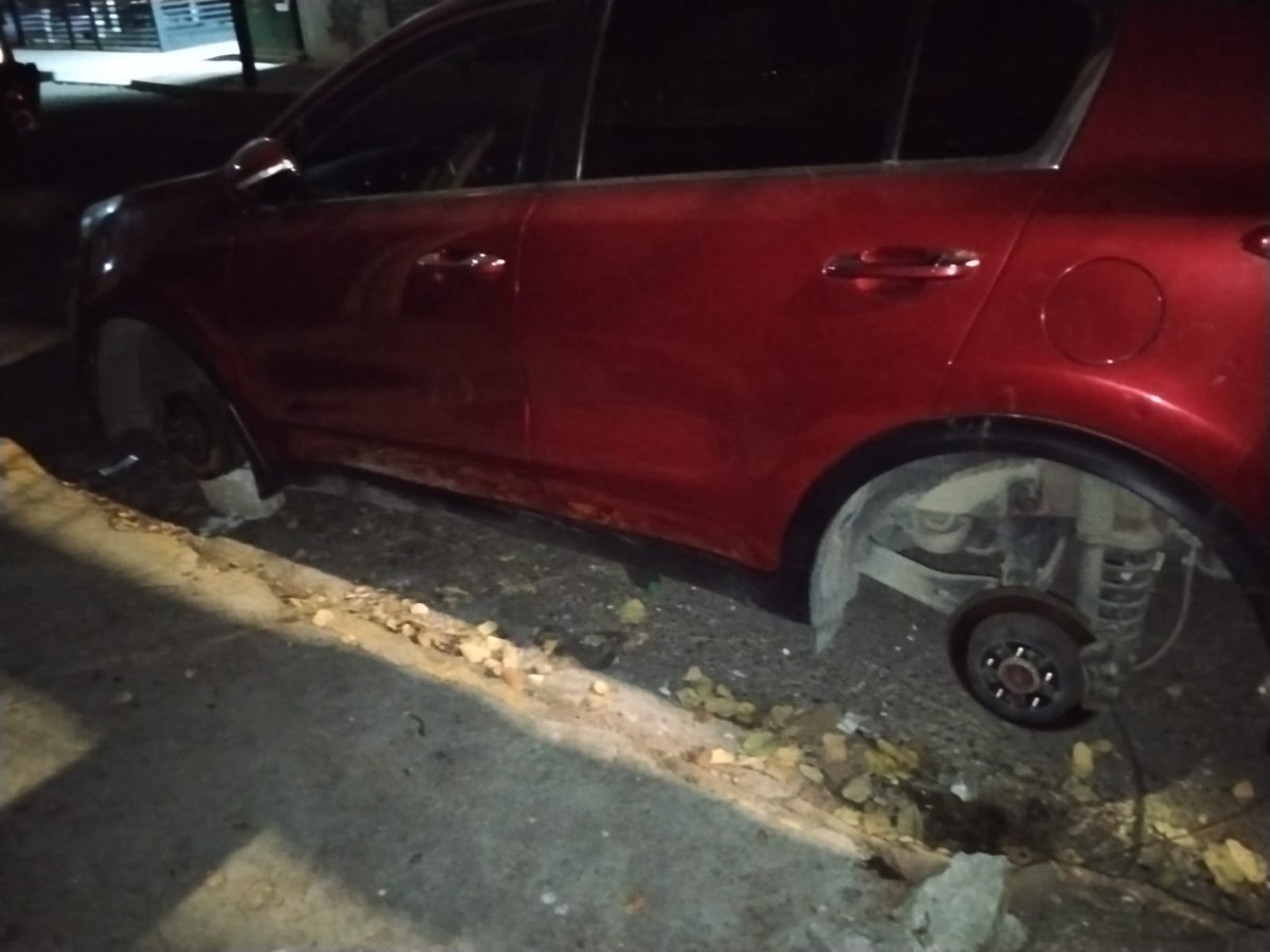 alepupabal's tweet photo. @Trafico_Puebla @FabiolaLunaZep1 Asi las cosas en nuestro #PueblaImparable @pepechedrauimx @armentapuebla_   robo de las 4 llantas https://t.co/KyrKBcsF3A