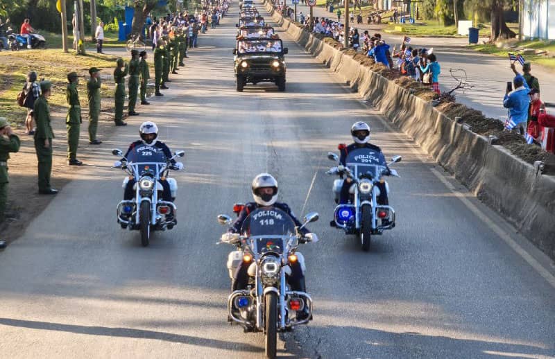La Patria contempla orgullosa a los heroicos combatientes.
