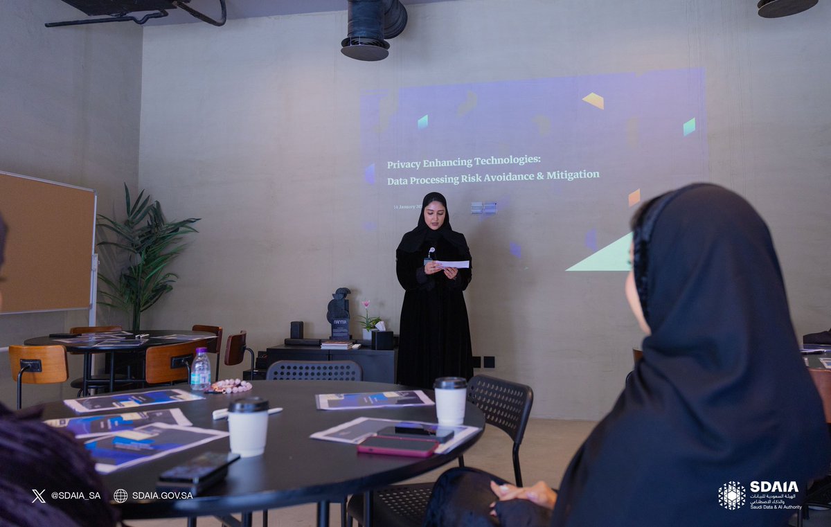 SDAIA_SA's tweet photo. مشاهد من ورشة عمل «تقنيات تعزيز الخصوصية» ضمن برنامج (SDAIA Sandbox)، التي تهدف إلى تمكين المشاركين من فهم تقنيات تعزيز الخصوصية والتعرّف على أساليب تطبيقها عملياً على نماذج أعمالهم لحماية البيانات الشخصية، وتقليل المخاطر المرتبطة بانتهاك الخصوصية في الأنظمة الرقمية.
#سدايا https://t.co/vuk2rfcvEt