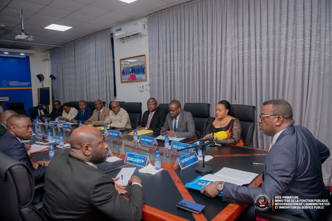 #FonctionPubliqueRDC | 14 janvier 2026
Le Vice-Premier Ministre, Ministre de la Fonction Publique, Jean-Pierre <a href="/LihauEbua/">Jean-Pierre LIHAU</a>, a tenu une séance d’orientation stratégique avec le nouveau Conseil d'Administration de la Caisse Nationale de Sécurité sociale des Agents Publics de