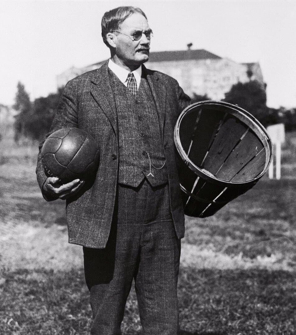 Se cumplen 135 años del día en el que James Naismith publicó las 13 REGLAS ORIGINALES del baloncesto

A partir de ese día comenzaba a practicarse un nuevo deporte que cambiaría la vida de millones de personas ❤🏀

¿Cuáles eran esas 13 reglas? 📝

Te lo cuento en este hilo 🧵👇🏻