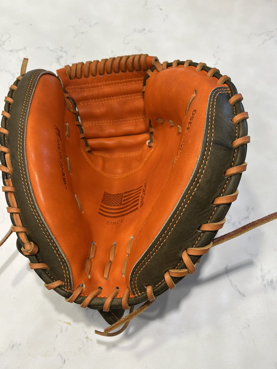 ScottMinerII15's tweet photo. Thanks @chipsivak for the time today. Can’t wait to use the new glove! @NokonaBaseball https://t.co/vvHVXUtZeN