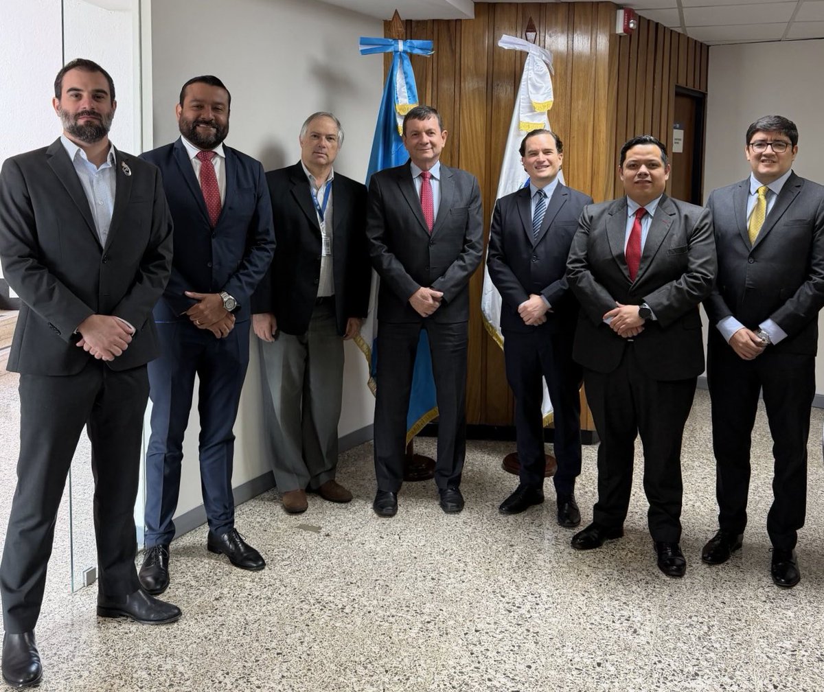 Reunión de trabajo estratégica entre la Superintendencia de Competencia -SiCom- y la Superintendencia de Telecomunicaciones <a href="/SITgt/">SIT Guatemala</a>. El objetivo fue reforzar la cooperación interinstitucional para aplicar la Ley de Competencia en el sector de telecomunicaciones en Guatemala 🇬🇹🤝📡