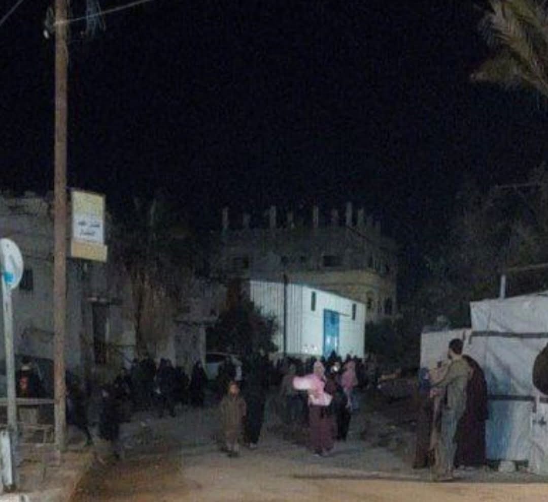 Hakeam_ps's tweet image. حالة من الهلع والخوف والنزوح تسود بين المواطنين - عقب إشارة إخلاء استهدفت مربعًا سكنيًا قرب دوار أبو سمرة في دير البلح.

ما يجري فعليًا أن الاحتلال يتعمد إجبار الناس على النزوح في هذه الأوقات القاسية - عبر الاتصال بعدة منازل داخل منطقة واحدة وتهديدها بالقصف - دون تحديد أي منزل…