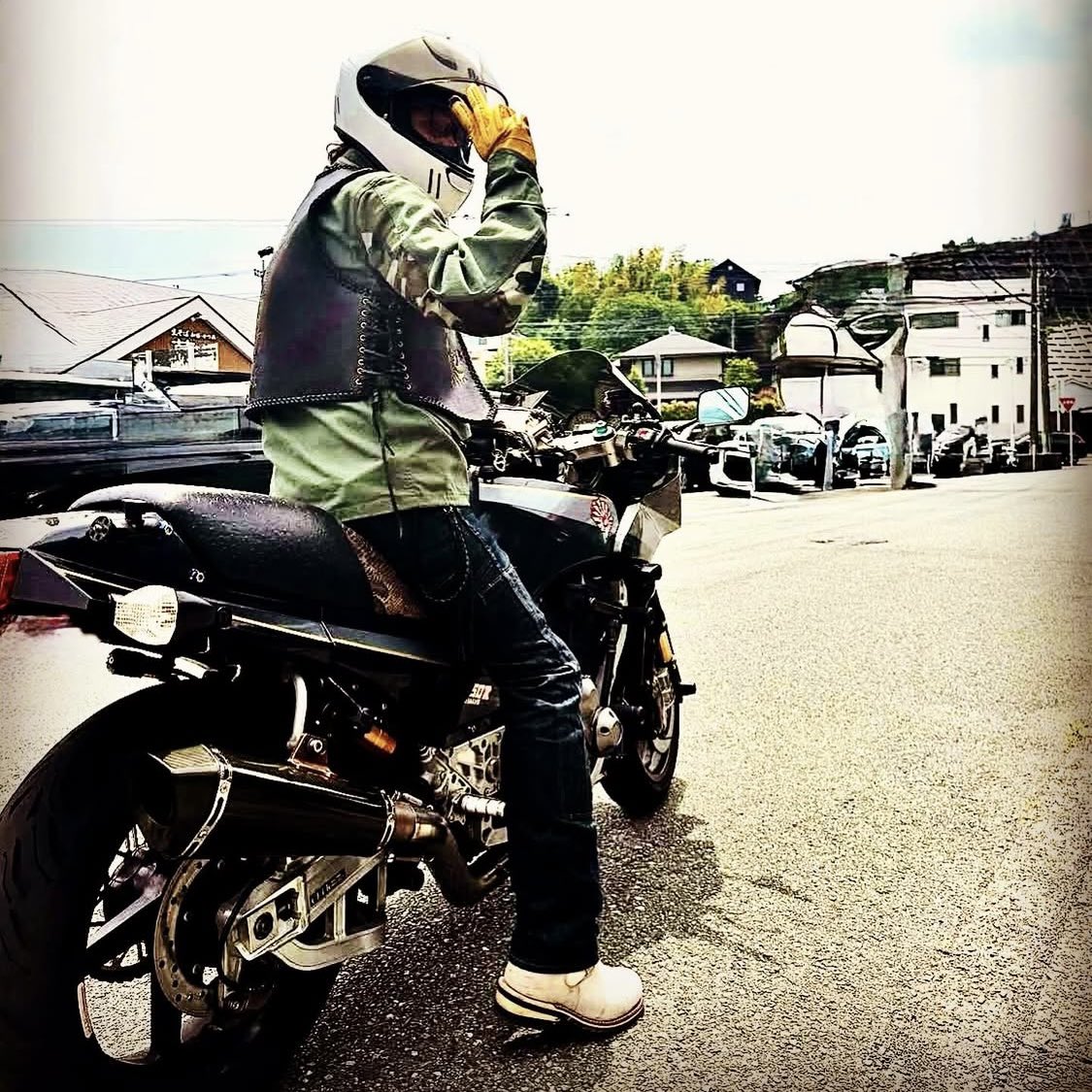 Jo_Ninja_'s tweet photo. ここ 2〜3年、お気に入りのブランド。
最近の自分の服は、普段着も バイクのときも 仕事着も このブランドで固めてた。
目黒のショップに行ったり 廃盤はネットで古着を集めたり と 久々に出会えた お気に入りだったんだけどね〜。。。😢
#geruga https://t.co/dALUMbsViw