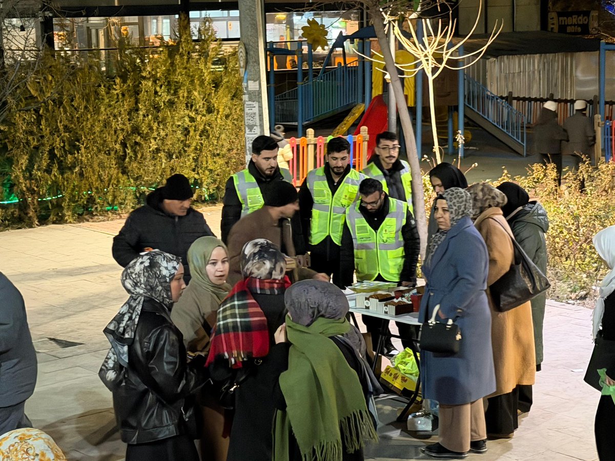 İl Kadın Kolları Başkanımız Sn.Esra Ayanoğlu Özdaş, İl Gençlik Kolları Başkanımız Sn.Süheyl Uçar ve Teşkilat üyelerimiz ile birlikte; Miraç Kandili münasebetiyle ilimiz Şakir Nuhoğlu Camii'nde hemşerilerimize kandil simidi ikram ederek hemşerilerimizin kandillerini tebrik