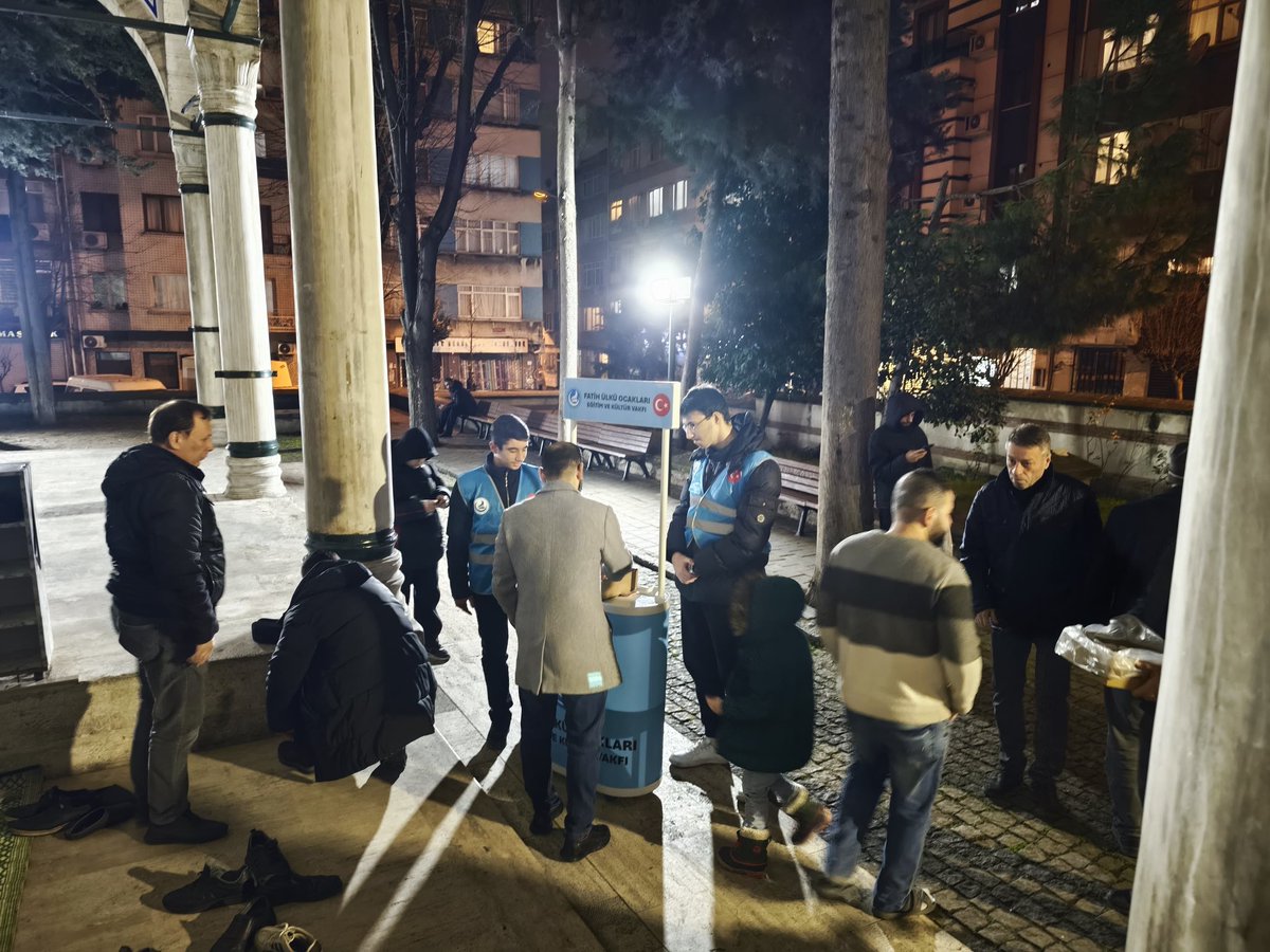Fatih Ülkü Ocakları olarak Miraç Kandili münasebeti ile Balipaşa Camii'sinde cemaatimize yatsı namazı sonrası lokum ve gülsuyu ikramında bulunduk.