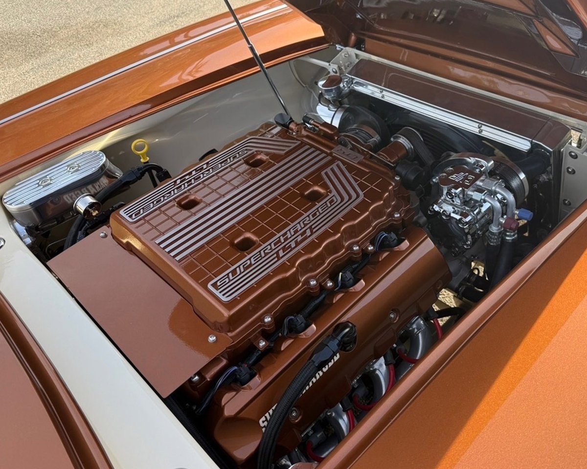 Barrett_Jackson's tweet image. Copper metallic and wide open – say hello to this custom 1960 @Chevrolet #Corvette #topless #roadster. Under the hood is a supercharged 6.2-liter LT4 V8 engine mated to a 10-speed automatic transmission.

Learn more: bit.ly/SD26TW-1960Che…