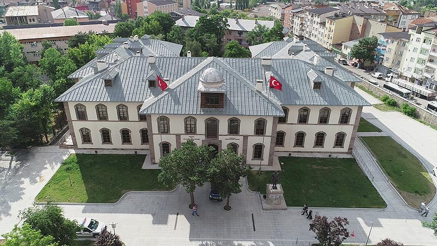 Yakışmadı Vali Bey!

Erzurum Teknik Üniversitesi, Erzurum Kongre Binası için ‘depreme dayanıksız’ raporu verdi.

Erzurum Valisi Mustafa Çiftçi, “Yıkılabilir” diyerek tarihi mirası yok sayan bir açıklama yaptı.

Erzurumlular, “Manda ve himaye kabul edilemez” denilen Kongre binası