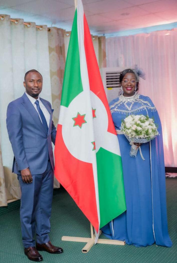 💍Félicitations au Ministre des Mines Dr Hassan Kibeya et à Rosine Gulène Gatoni, Porte-parole du Président, pour leur union célébrée devant la loi.
Une union qui transcende les confessions et marque le début d’une nouvelle vie à deux.
Umukubito leur souhaite bonheur et harmonie.