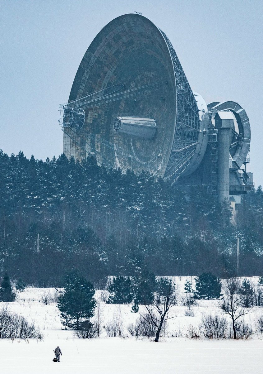 La inmensidad de esta bestia soviética te deja sin aliento. 😱  

Este coloso es el radiotelescopio RT-64 de Kalyazin, un gigante de 64 metros de diámetro erigido en la era de la URSS para guiar sondas robóticas hacia los misterios de Venus y Marte, y allanar el camino para
