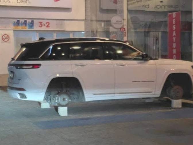 JJDiazMachuca's tweet image. Disfruta la votado @NachoMierV 🤭

🔴 “Disfruta lo votado”: roban llantas a Jeep de Nacho Mier Jr. en Plaza Ventura, Puebla.

El robo ocurrió en la Vía Atlixcáyotl, dentro de Plaza Ventura, donde la camioneta fue dejada sobre blocks, perfectamente acomodados.

@Comentadas2_0