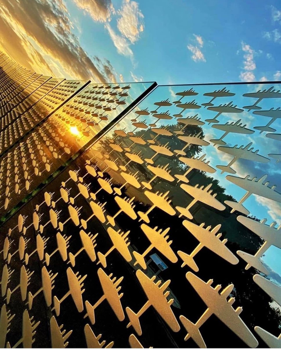 The 'Counting the Cost' Monument in Duxford, England. ✈️

52 glass panels, engraved with the silhouettes of over 7,000 American aircraft that were lost during operations &amp; dedicated to US aircraft lost flying from British bases. 🇺🇸