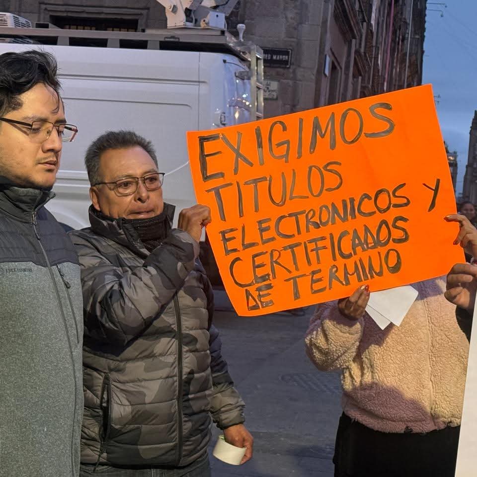 Para sorpresa de NADIE...
Egresados de la Universidad del Bienestar Benito Juárez, protestaron afuera de Palacio Nacional para exigir que les entreguen títulos profesionales que validen sus estudios porque algunos de ellos llevan hasta tres años sin sus documentos y nadie los