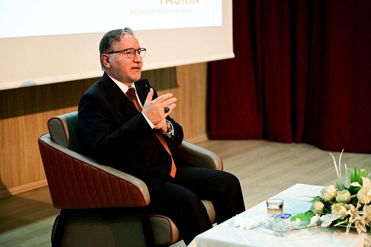 Miraç Kandili özel programımız kapsamında misafir ettiğimiz Prof. Dr. Mustafa Karataş hocamızın sohbetlerini dinledik. 

Bu mübarek gecede bizleri yalnız bırakmayan hocamıza ve salonu hınca hınç dolduran kıymetli hemşehrilerimize teşekkür ediyorum.