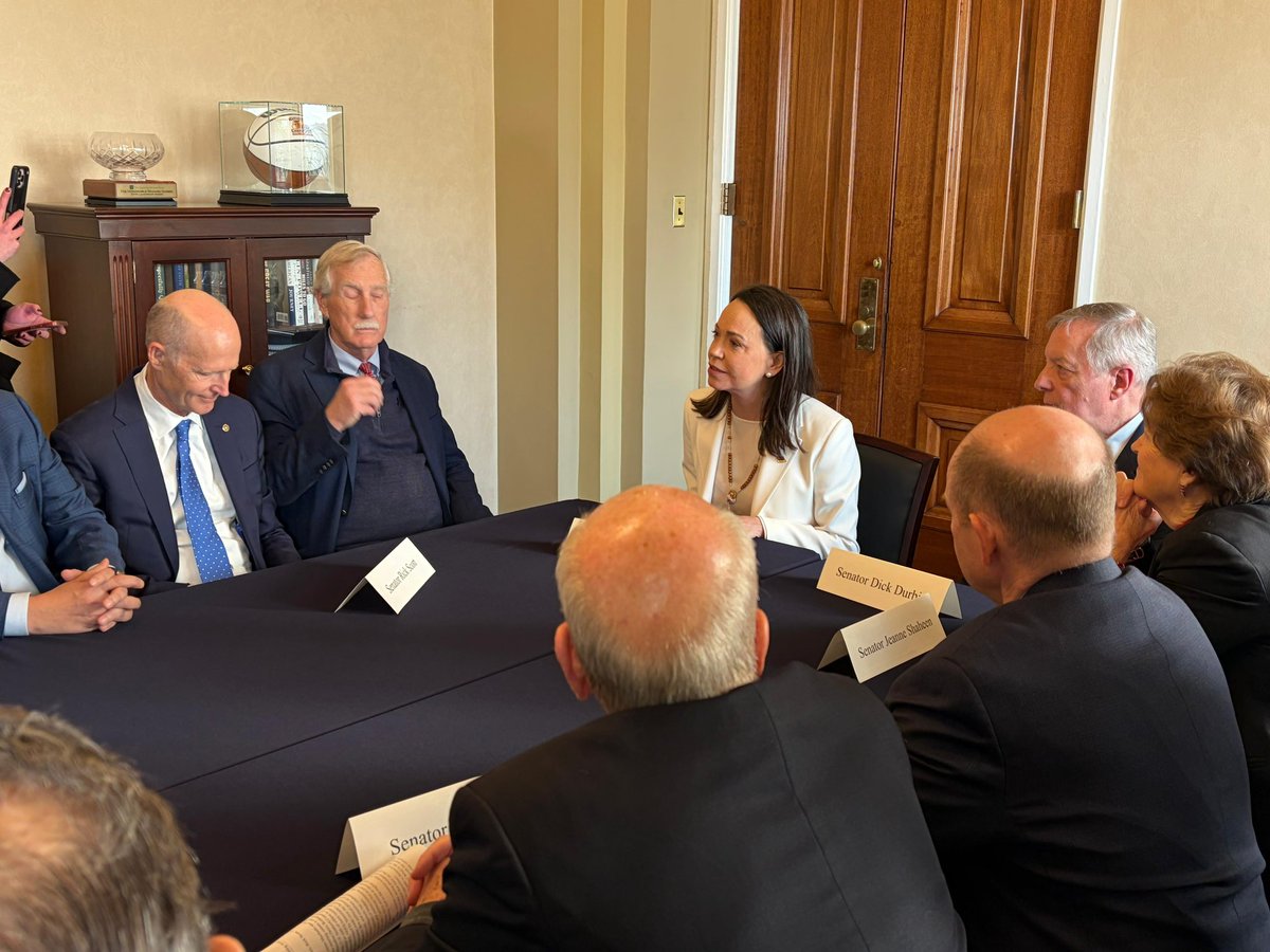 <a href="/MariaCorinaYA/">María Corina Machado</a> “Acabo de tener una reunión extraordinaria con el presidente Trump. Sé que existen preocupaciones sobre lo que ha ocurrido en Venezuela. El 3 de enero cambió la historia de nuestro país para siempre, y para bien”.

María Corina Machado (<a href="/MariaCorinaYA/">María Corina Machado</a>) desde el Capitolio de los