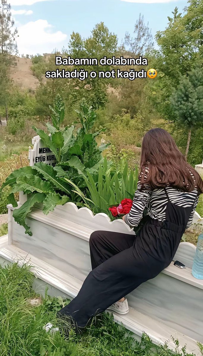 muscebb's tweet photo. Babası vefat eden bir kız, yıllar sonra babasının dolabında sakladığı bir not kağıdı buluyor. https://t.co/VNl6eatEJY