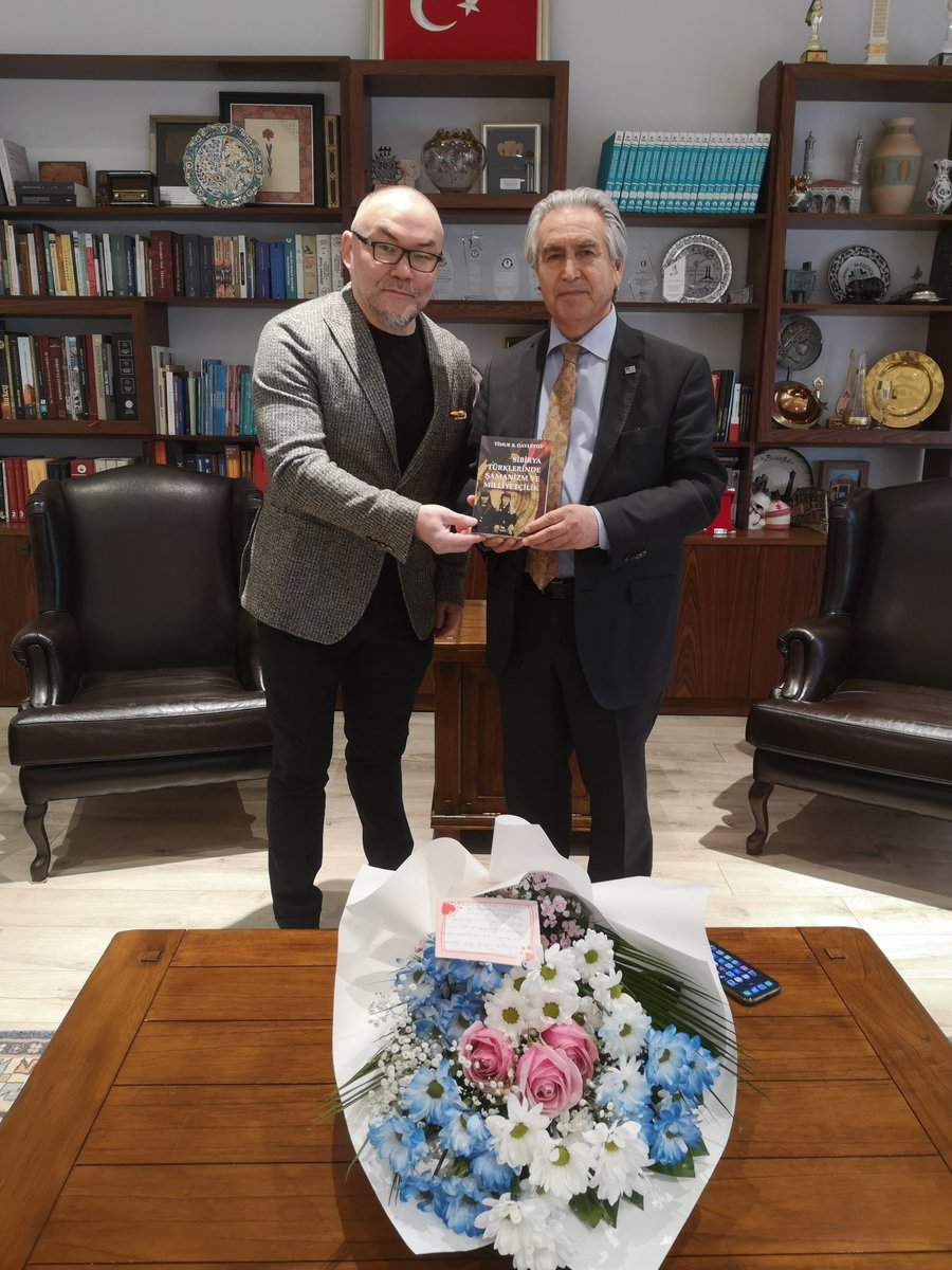 UNESCO Türkiye Millî Komisyonu Başkanı Sn. Prof. Dr. M. Öcal Oğuz'a, sevgili eşim Nükhet Okutan Davletov'un editörlüğünde İstanbul'da çıkan "Sibirya Türklerinde #Şamanizm ve Milliyetçilik" adlı kitabımızı takdim ettik.
Konukseverliğinden ötürü Öcal Hocamız çok sağolsun, varolsun.