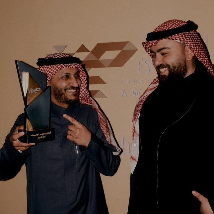 Bo3omar22's tweet image. احد اجمل الاشياء هو ان اللي سلم الجائزة ابو تركي القوت @oPiiLz احد اكبر الملهمين بصناعة المحتوى و بالحياة عامًة 🤎