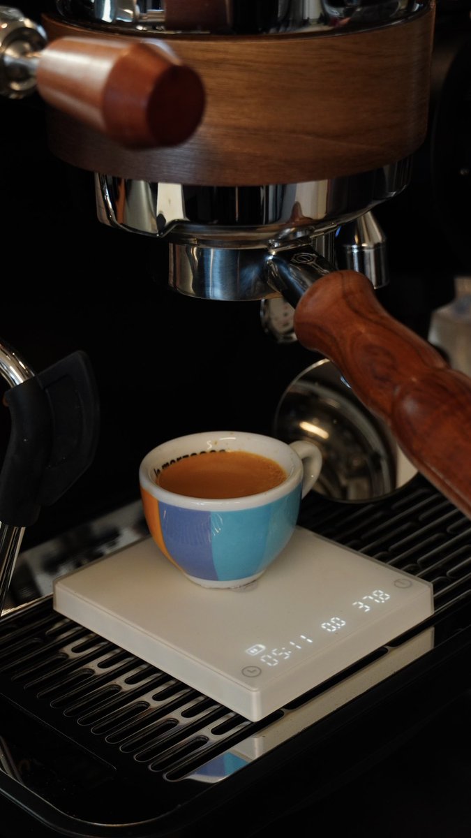 قد شربت إسبريسو وحسّيته مضبوط؟ السر في ضبط التحضير، مو بالصدفة ☕️
طريقة التحضير : • كمية البن: 18–20 جم • درجة الطحن: ناعمة • حرارة الماكينة: 90–94° • وقت التحضير: 25–30 ثانية • كمية القهوة في الكوب: 36–40 جم
النتيجة: طعم متوازن، لا حموضة مزعجة ولا مرارة قوية 🤍