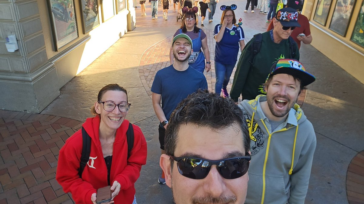 PogiPoke's tweet photo. Last day at Disney w/ gonzo thraac and friend from work ❤️❤️ https://t.co/LvlHXbknpI