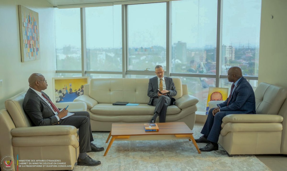 CrispinMbadu's tweet photo. Ce jeudi 15 janvier 2026, j’ai reçu en audience l’Ambassadeur extraordinaire et plénipotentiaire de la République française en RDC, Mr. Rémi MARECHAUX.

Cette visite, qui s’inscrit dans le cadre normal du renforcement de nos relations diplomatiques, a porté essentiellement sur quatre sujets d’intérêt commun, à savoir : d'abord la confirmation de la visite prochaine à Kinshasa de mon homologue français, Madame @CaroitEleonore, prévue pour le 1er février 2026 ;
ensuite, nous avons abordé la question du sommet France - Afrique qui se tiendra à Nairobi au Kenya, enfin nous avons échangé sur la question de la Francophonie (OIF) dans toutes ses facettes, notamment celles liées à sa gestion, à ses perspectives, ainsi qu’à l’élection prochaine du Secrétaire général de la Francophonie ; pour finir, nos échanges ont tourné autour de l’importante question de la diaspora française au Congo et de celle, congolaise en France.

De nos échanges, il s’est dégagé une identité de vues sur l’ensemble de ces questions et nous nous sommes promis de nous revoir assez régulièrement.
@SuminwaJudith 
@RDCongoMAE 
@MinDiasporaRdc