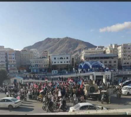 أكثر شخص تعب اليوم في المكلا هو مصور الانتقالي...مسكين جالس يدور زاوية ضيقة عشان يوهم العالم إنها مليونية😂😂😂
الشمس ماتتغطى بمنخل وحضرموت اليوم غير الأمس... تعيشوا وتاكلوا غيرها 😂😂😂
#حضرموت_موعدنا_المكلا_غدا 
#حضرموت_الانتقالي_يمثلنا 
#حضرموت_للحضارم