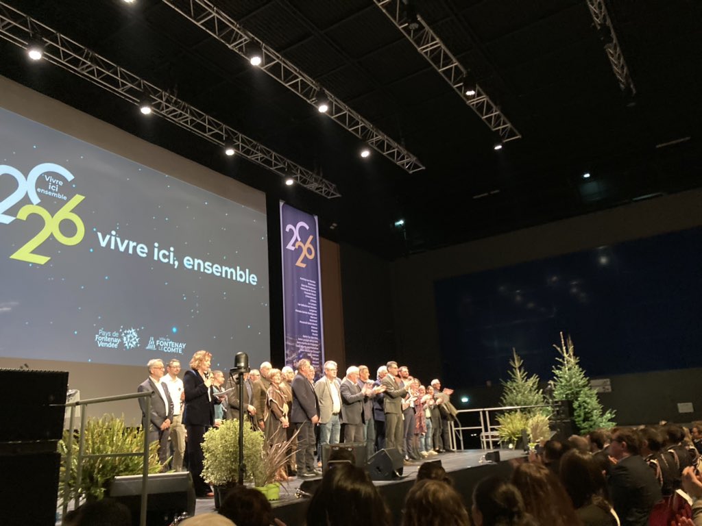 a_leboeuf's tweet photo. Cérémonie des vœux de la ville de Fontenay le Comte et du Pays de Fontenay - Vendée avec son maire et Président @LudovicHocbon ! Une soirée placée sous le signe du #dynamisme, de l’engagement et du bénévolat. https://t.co/i0db5hSEL4