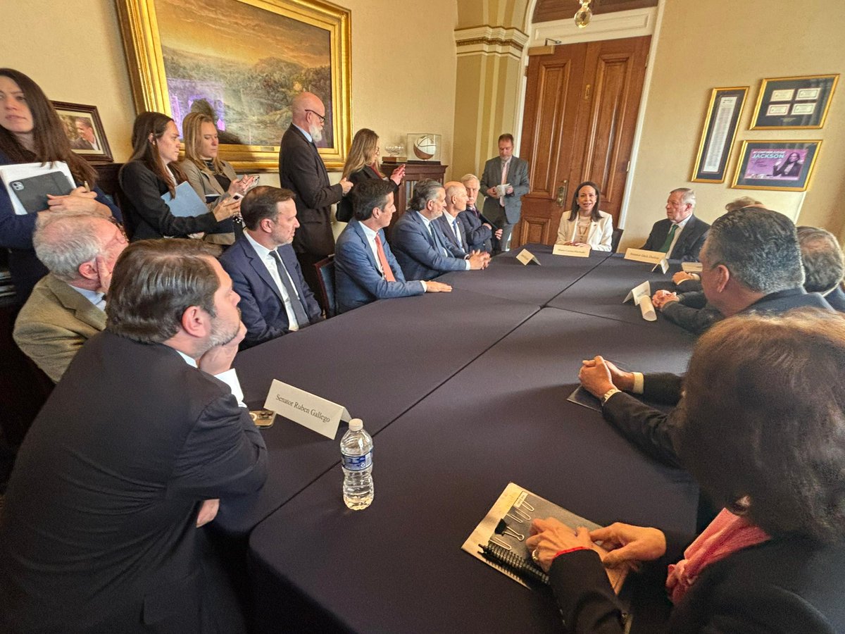 MariaAlesiaSosa's tweet image. Nuestra causa es bipartidista. @MariaCorinaYA se reúne con senadores demócratas y republicanos. Están presentes: 
Jacky Rosen 
Alex Padilla 
John Curtis 
Peter Welch 
Jean Shaheen 
Dick Durbin 
Rick Scott 
Ted Cruz 
Bernie Moreno 
Chris Murphy 
Tim Kaine 
Ruben Gallego
Chris…