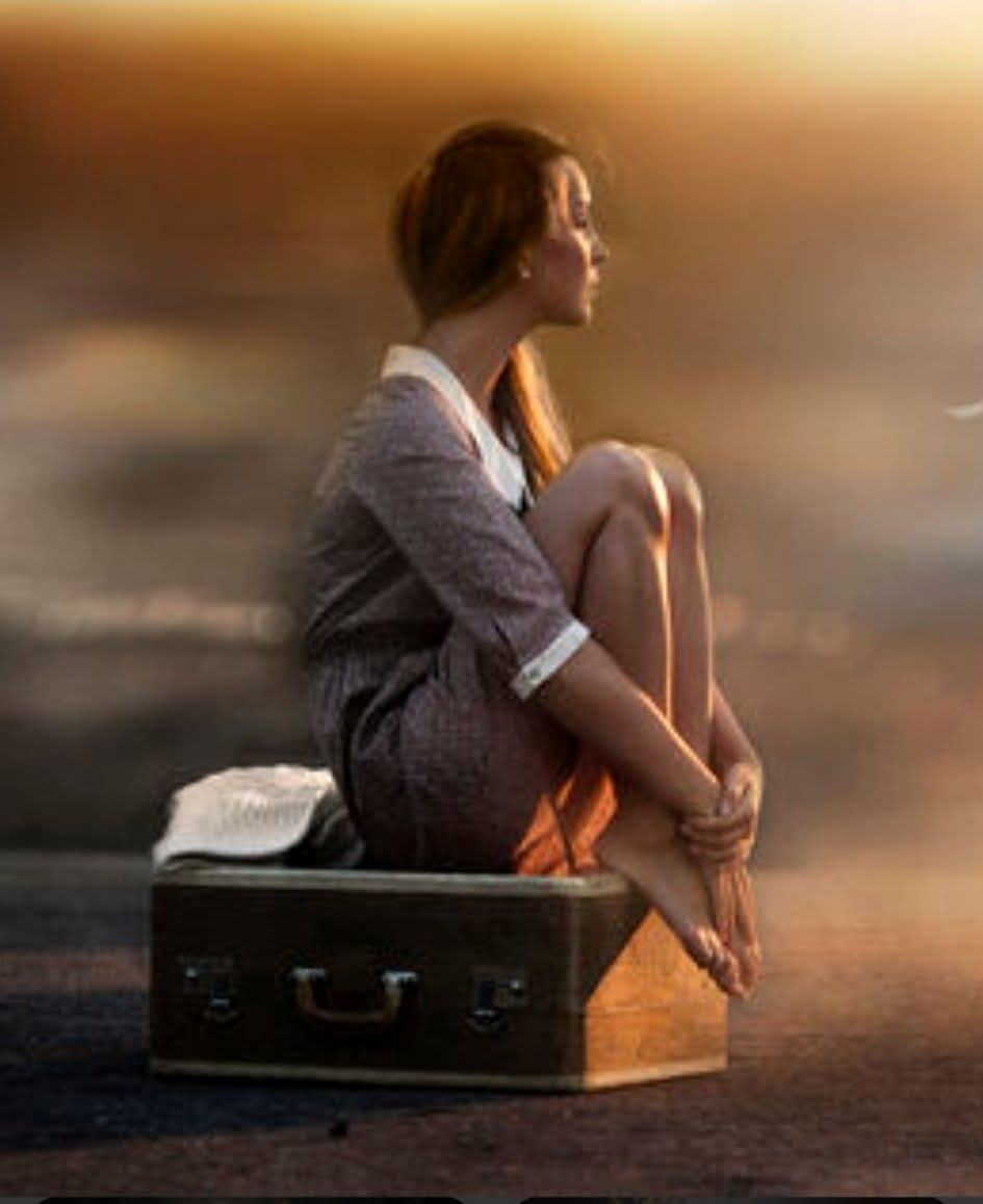 Bazen insan 
Herşeyini bir 
BavuLa sığdırır da 
En ağırı yanında 
Taşır, Susup içine 
AttıkLarı..!!..💌💌
Sen dışıma bakma.!
O dünya teLaşı,Ben 
İçimdeki O Çocuğa 
kefiLim..🥀❤️‍🩹🌿