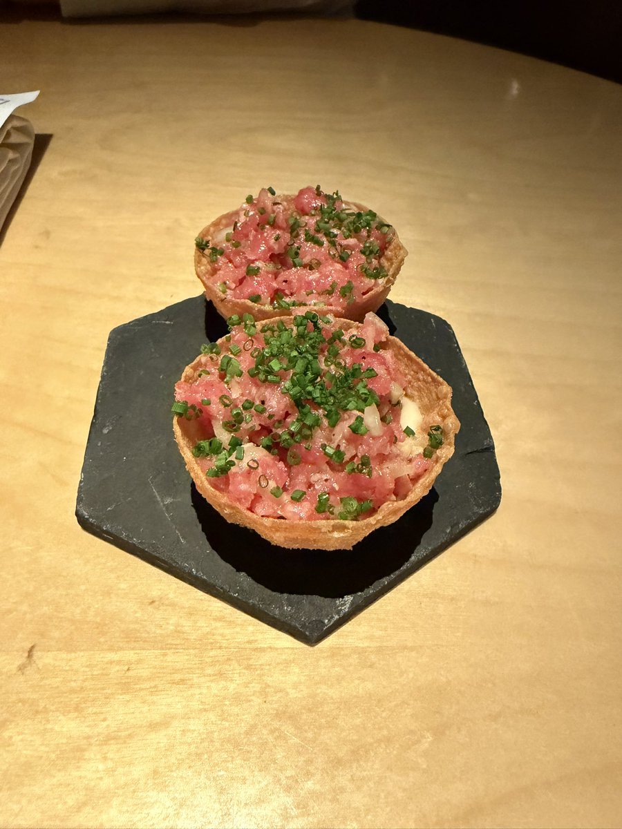 Pucksnacket's tweet photo. HILLENBERG x Linnea Jarnrot
Råbiff i crustad, crudo på hälleflundra, torskrygg med espresso- & tryffelsås samt mandelkaka med körsbär & amaretto.
HILLENBERG by Niklas Ekstedt
#Hillenberg #NiklasEkstedt #FineDining #SvenskMat #Gastronomi https://t.co/enNVl0ubDf