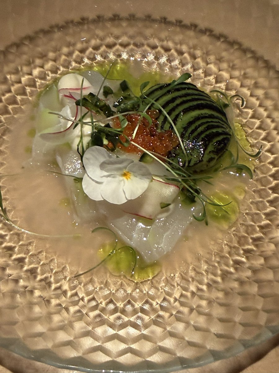 Pucksnacket's tweet photo. HILLENBERG x Linnea Jarnrot
Råbiff i crustad, crudo på hälleflundra, torskrygg med espresso- & tryffelsås samt mandelkaka med körsbär & amaretto.
HILLENBERG by Niklas Ekstedt
#Hillenberg #NiklasEkstedt #FineDining #SvenskMat #Gastronomi https://t.co/enNVl0ubDf