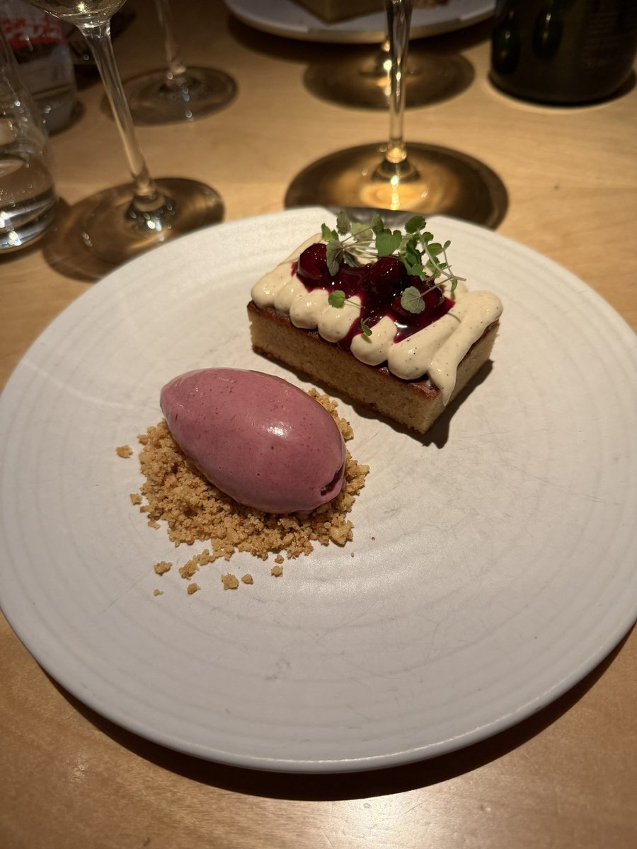 Pucksnacket's tweet photo. HILLENBERG x Linnea Jarnrot
Råbiff i crustad, crudo på hälleflundra, torskrygg med espresso- & tryffelsås samt mandelkaka med körsbär & amaretto.
HILLENBERG by Niklas Ekstedt
#Hillenberg #NiklasEkstedt #FineDining #SvenskMat #Gastronomi https://t.co/enNVl0ubDf