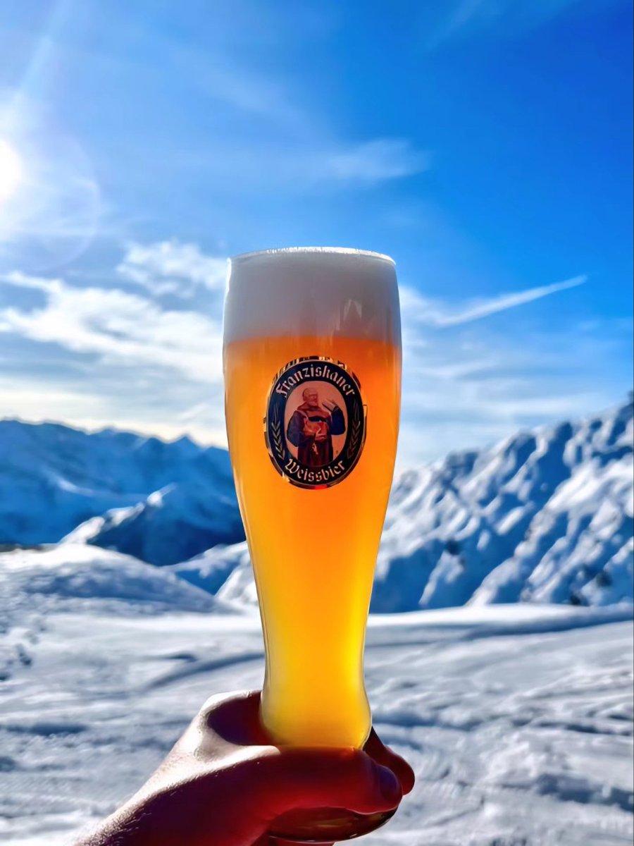 What a beer and what a view 😍

€5.90 - Frankiskaner in Mayrhofen, Austrian Alps 🇦🇹