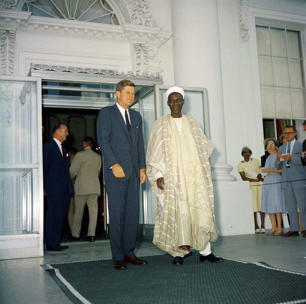 BashirAhmaad's tweet photo. The U.S. President John F. Kennedy and Prime Minister Sir Abubakar Tafawa Balewa at White House, Washington, D.C. in July 1961. 🇳🇬🇺🇸 https://t.co/j50i7P3fbt