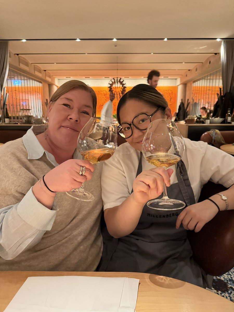 Pucksnacket's tweet photo. Avslutningen tillsammans med Linnea.
Ett glas Blanc de Blancs 1979, mandelkaka och ett samtal som rundar av kvällen perfekt.
Tack för en fantastisk middag.
#Hillenberg #LinneaJarnrot #FineDining #Gastronomi https://t.co/AVBwmMwoys