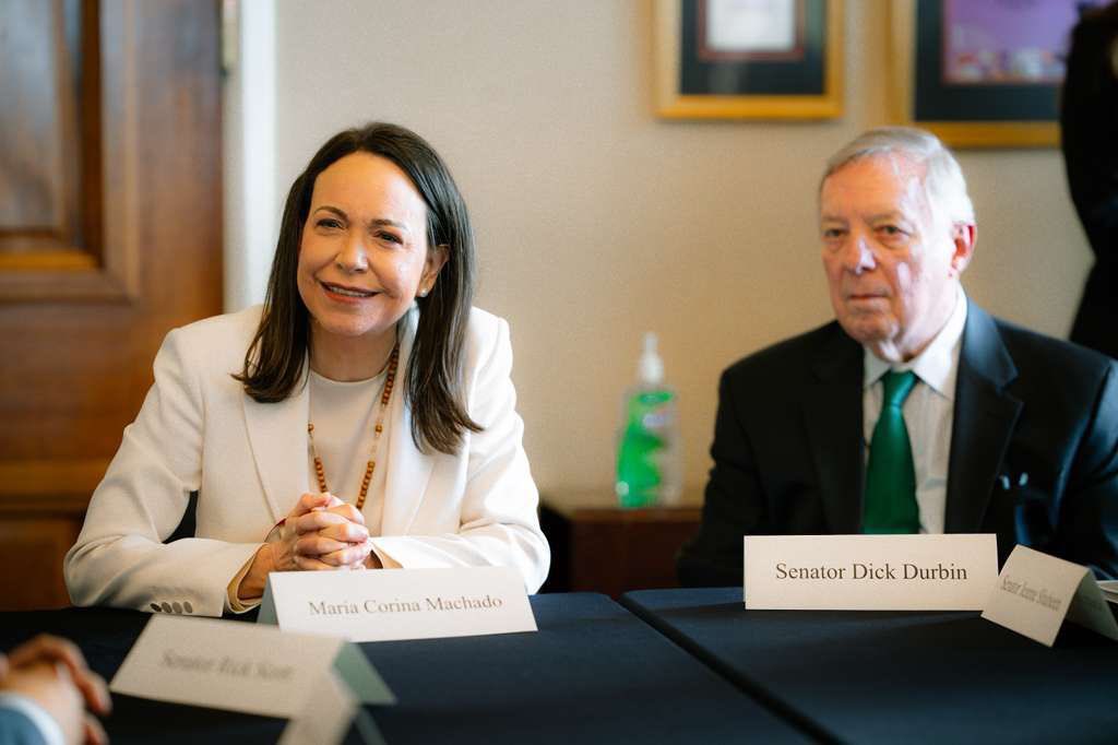 <a href="/MariaCorinaYA/">María Corina Machado</a> “No estaría aquí hoy — y probablemente ni siquiera estaría viva — de no haber sido por el apoyo que recibí de su país. Estuve perdida en medio del océano durante cuatro horas, con olas de casi dos metros, y sufrí una fractura en la columna vertebral. En un momento pensé que no lo