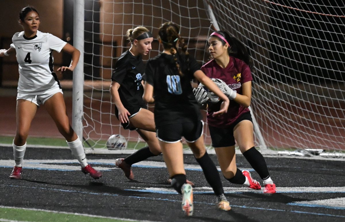 vcspreps's tweet photo. Girls soccer teams battle in first-place showdowns, Calabasas boys basketball wins on last-second shot, and more Wednesday highlights from soccer, basketball, wrestling and water polo. With two Photo Galleries.
👇👇👇👇
https://t.co/ZcftUtUKBV https://t.co/KMl1vNWm2N