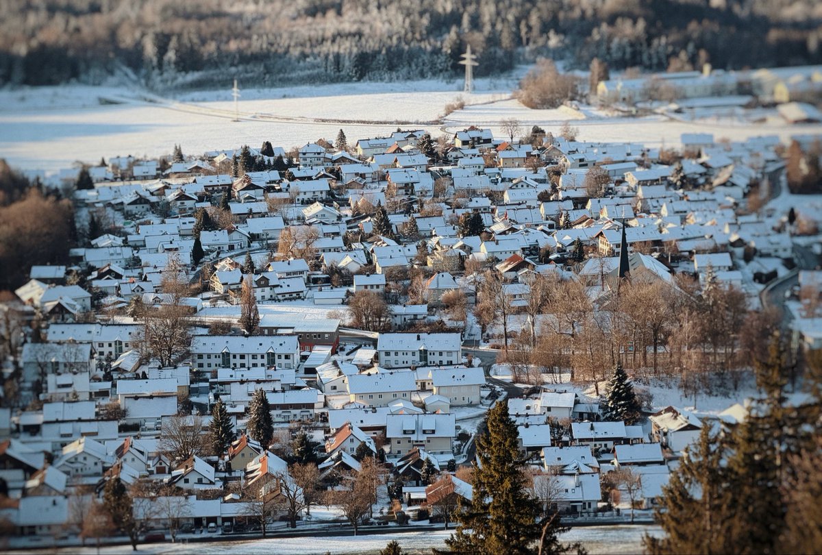 지붕에 눈이 쌓인 채 다닥다닥 붙어 있는 집들을 내려다보면 장난감집 같기도 하고 아이싱 제대로 얹은 진저브레드 하우스 같아서 너무 귀여워