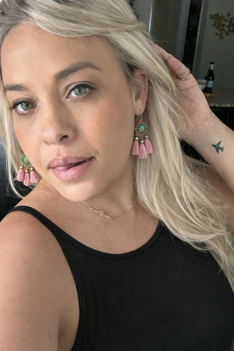 makennalush's tweet photo. Can you take a work break? 💕 https://t.co/G68veQ0yF5
