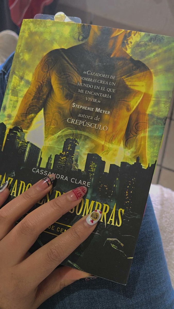 AleMariian's tweet photo. Once años más tarde aquí estoy, releyendo mi saga favorita 😪❤️

Y nadie me saca a Jamily como mi Clace perfecto. 
#cityofashes https://t.co/YhQ7Q34tbY