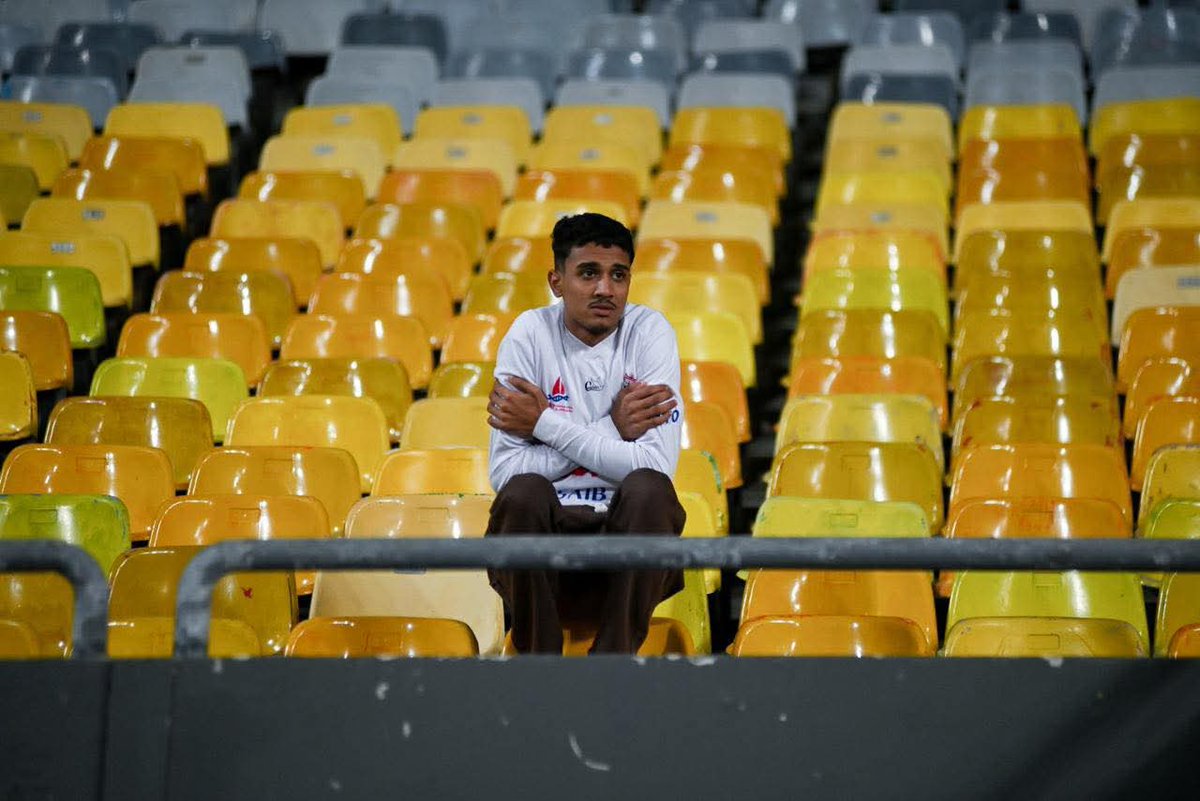 KsaZamalek's tweet photo. محمد خميس مشجع الزمالك🗣️
تواجدت في مدرجات برج العرب دعمًا للفريق رغم الظروف الصعبة
ذهبت للتشجيع حتى لو ودّع الزمالك البطولة  لم اهتمّ بالطقس البارد
متعود على حضور المباريات بمفردي.. وهدفي كان تحفيز اللاعبين لتحقيق الفوز
اشجع الزمالك منذ عام 2016.. وأيمن حفني هو نجمي المفضل https://t.co/I1ZBbemUcO