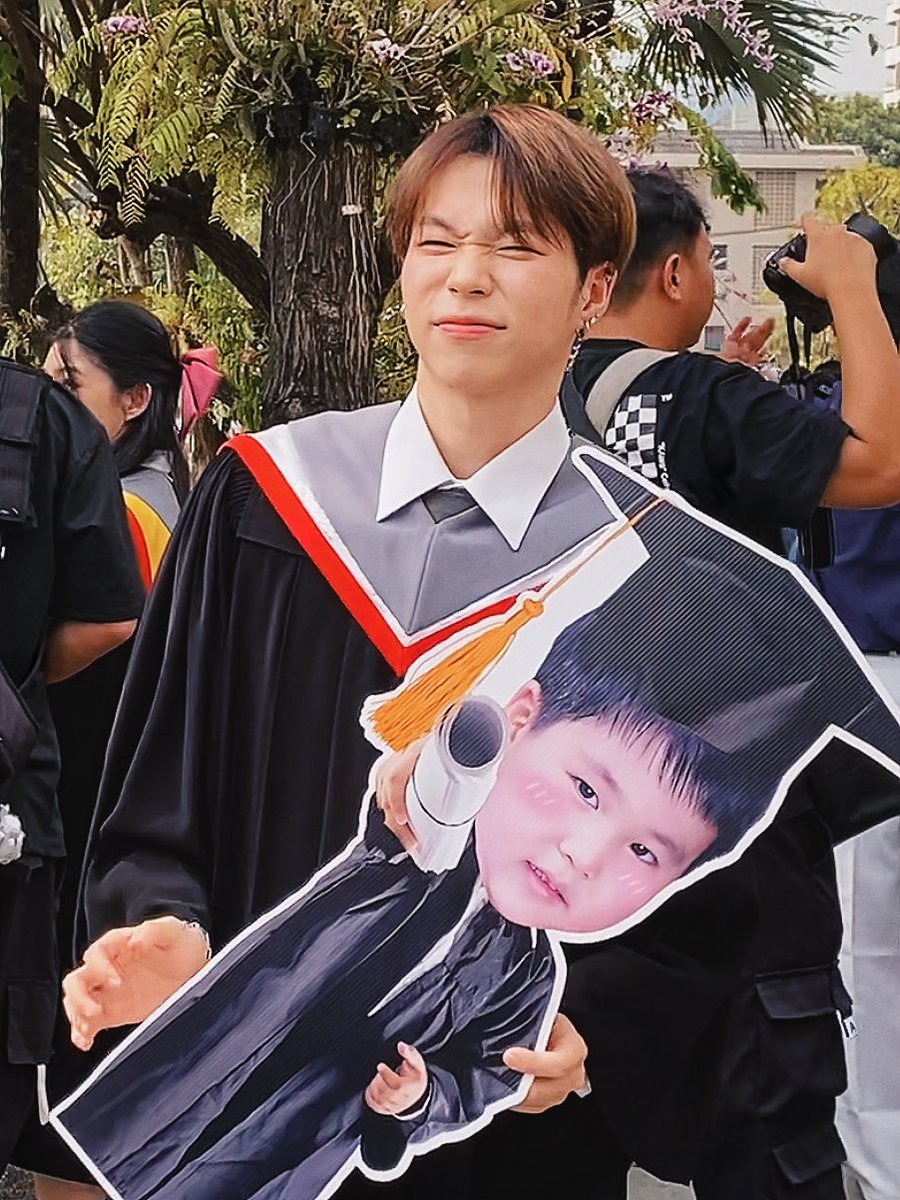 sunset_tty's tweet photo. ในมือรูปถ่ายเมื่อวานนะ🤏🏻
#ZOLAR #EURO_ZOLAR
#EuroGraduationDay https://t.co/ozjyfEzqMk