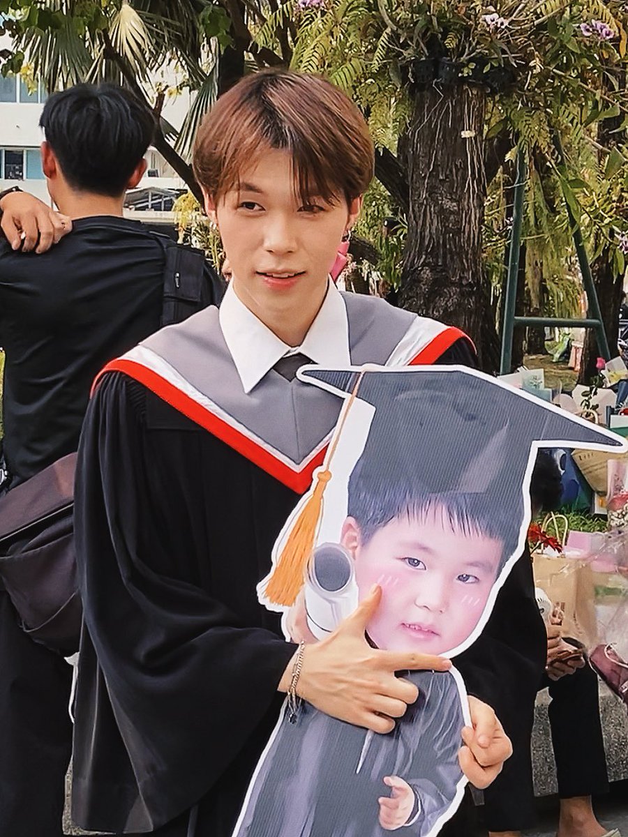 sunset_tty's tweet photo. ในมือรูปถ่ายเมื่อวานนะ🤏🏻
#ZOLAR #EURO_ZOLAR
#EuroGraduationDay https://t.co/ozjyfEzqMk