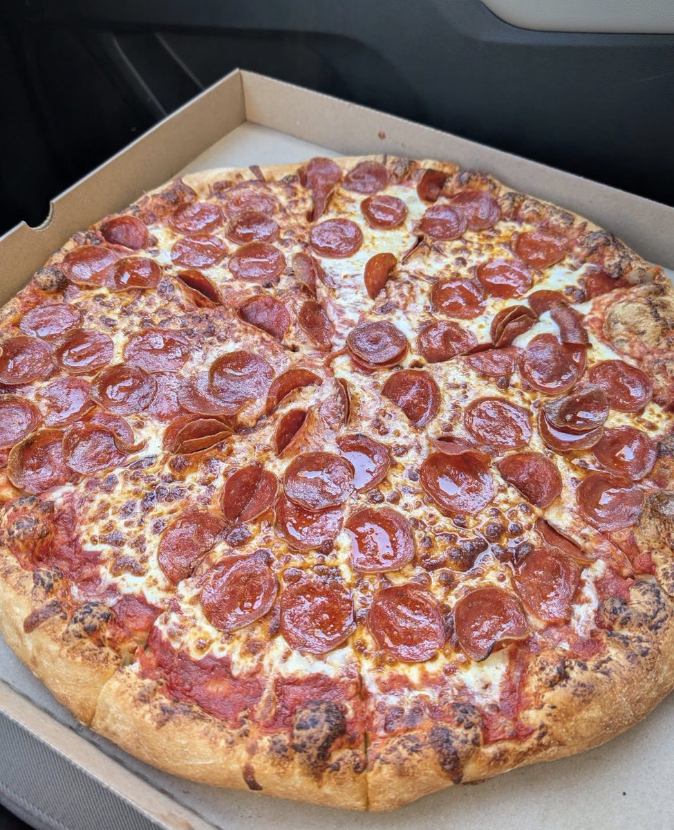 FoodPleaser's tweet photo. Pepperoni Pizza 🍕 https://t.co/jIeN2OOdCJ