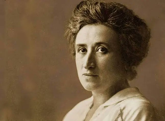 "La entrada de un socialista a un gobierno burgués no transforma al gobierno en socialista, sino al socialista en ministro burgués."

#RosaLuxemburg  ¡Honor y Gloria! ✊🏼